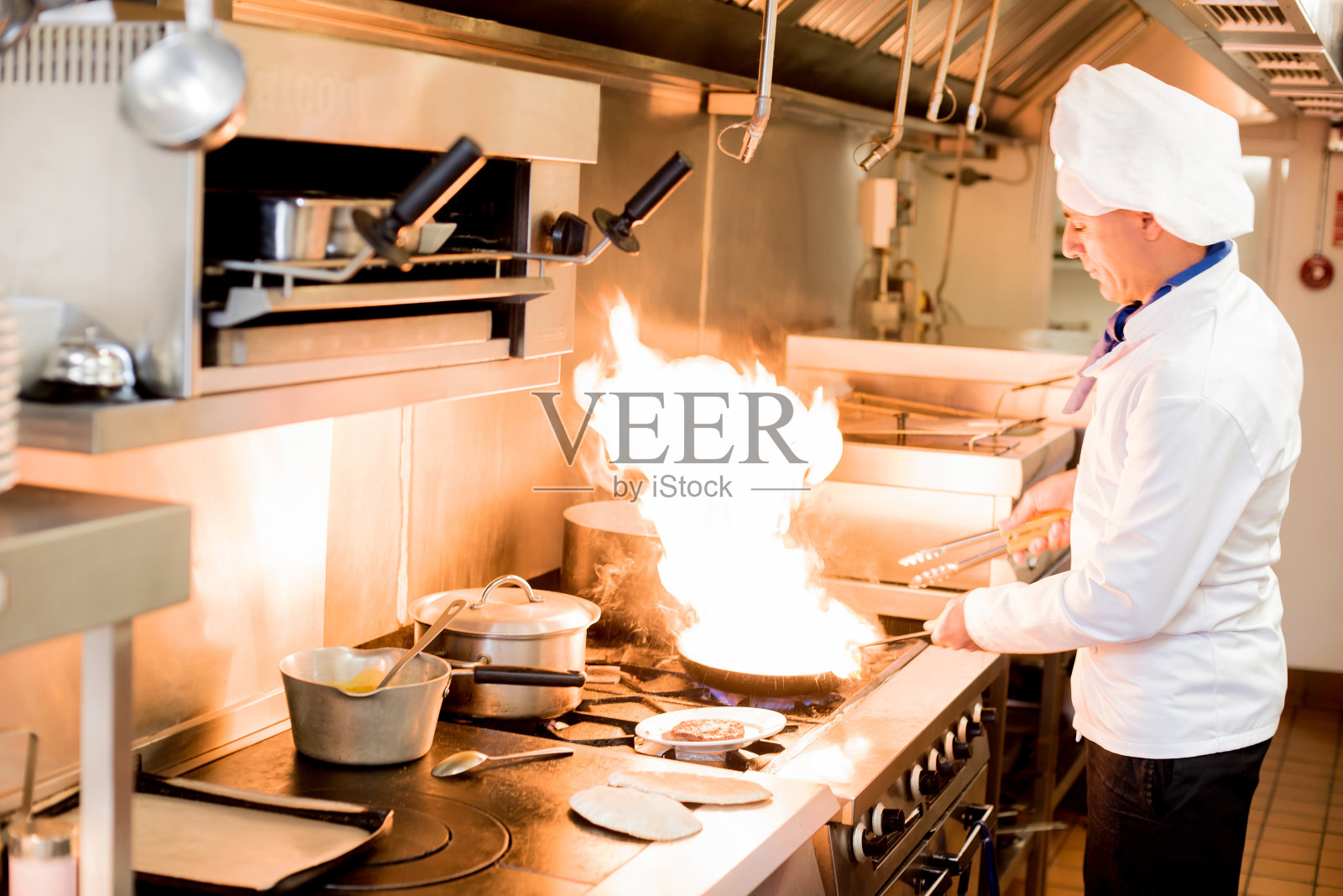 厨师用燃烧的火焰照片摄影图片
