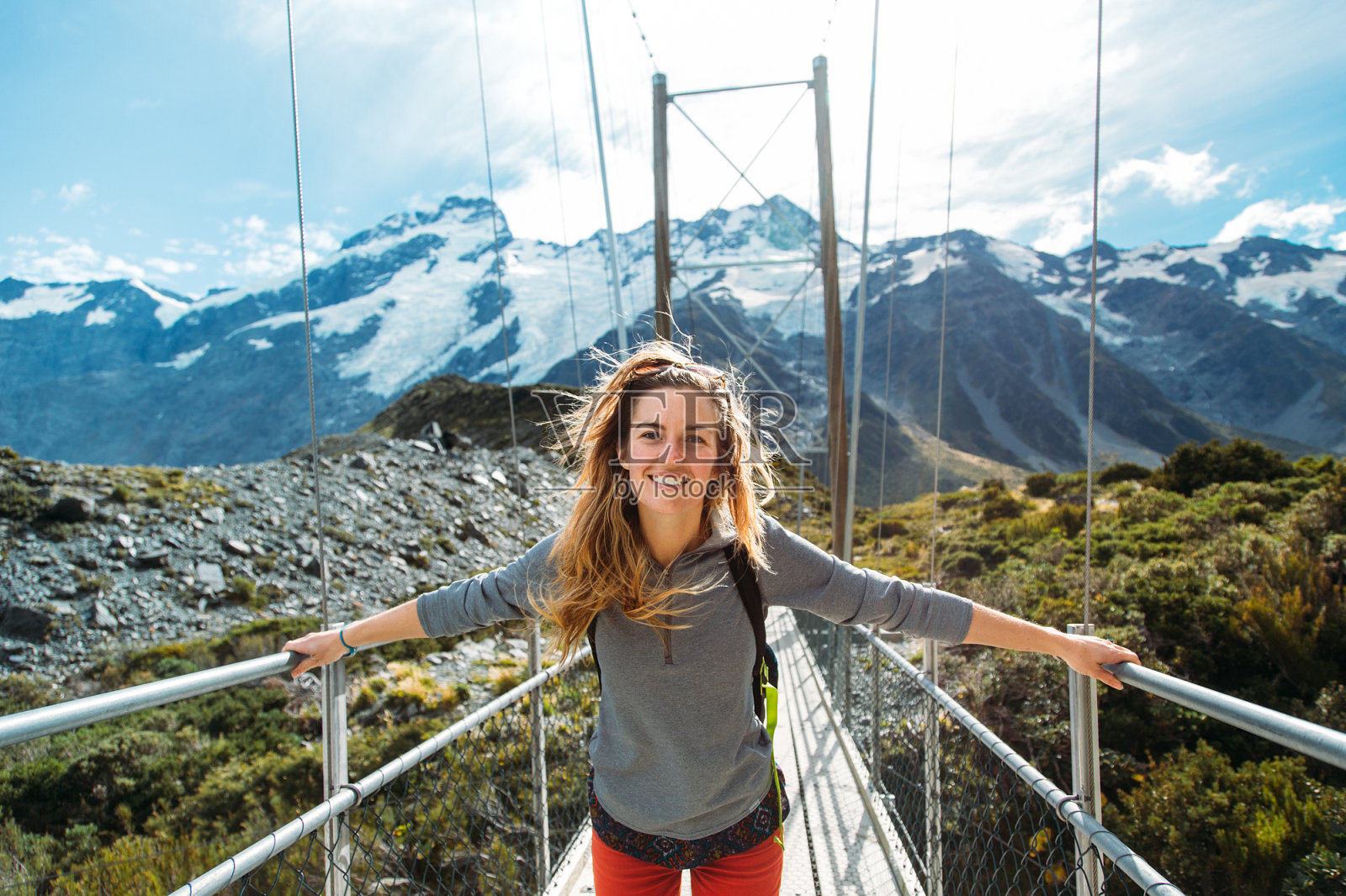 女孩在新西兰的秋千桥上照片摄影图片