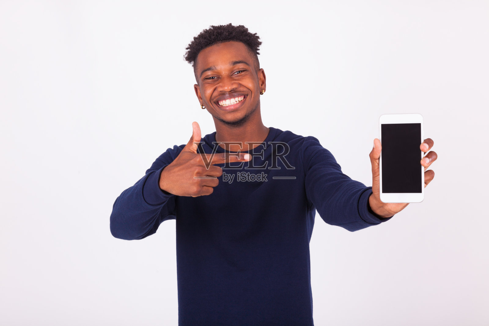 年轻的非裔美国人指着他的智能手机屏幕- Bla照片摄影图片