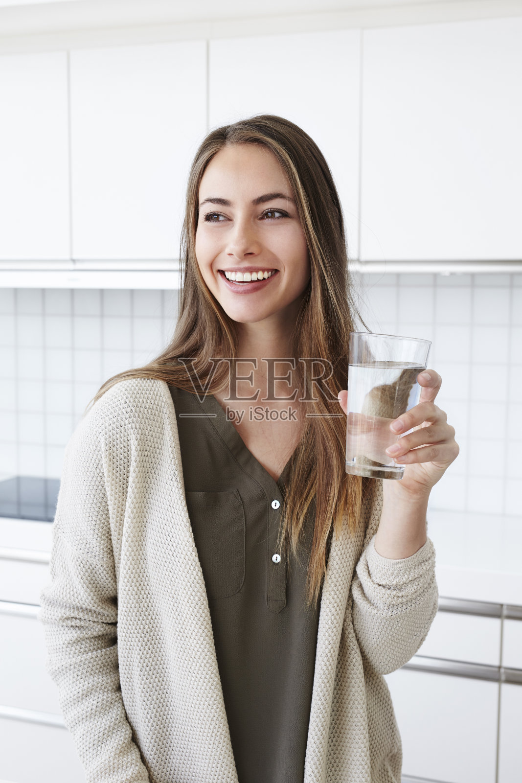 美丽的女人在厨房用水照片摄影图片