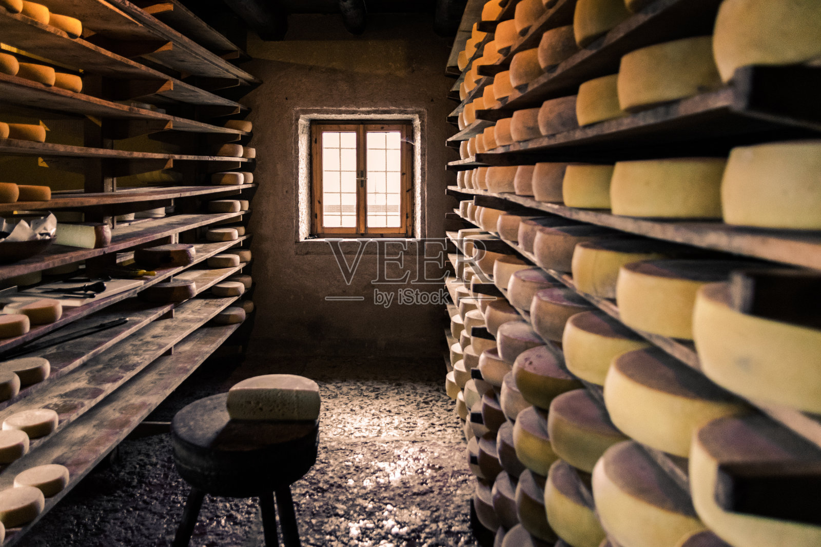 生产自制奶酪的高山小屋。照片摄影图片