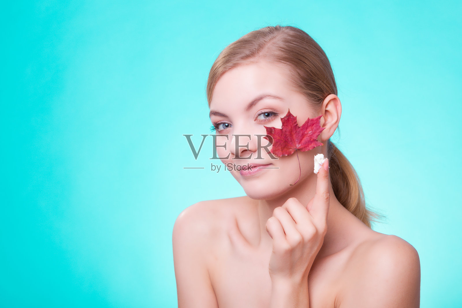 皮肤护理。红叶少女的脸。照片摄影图片