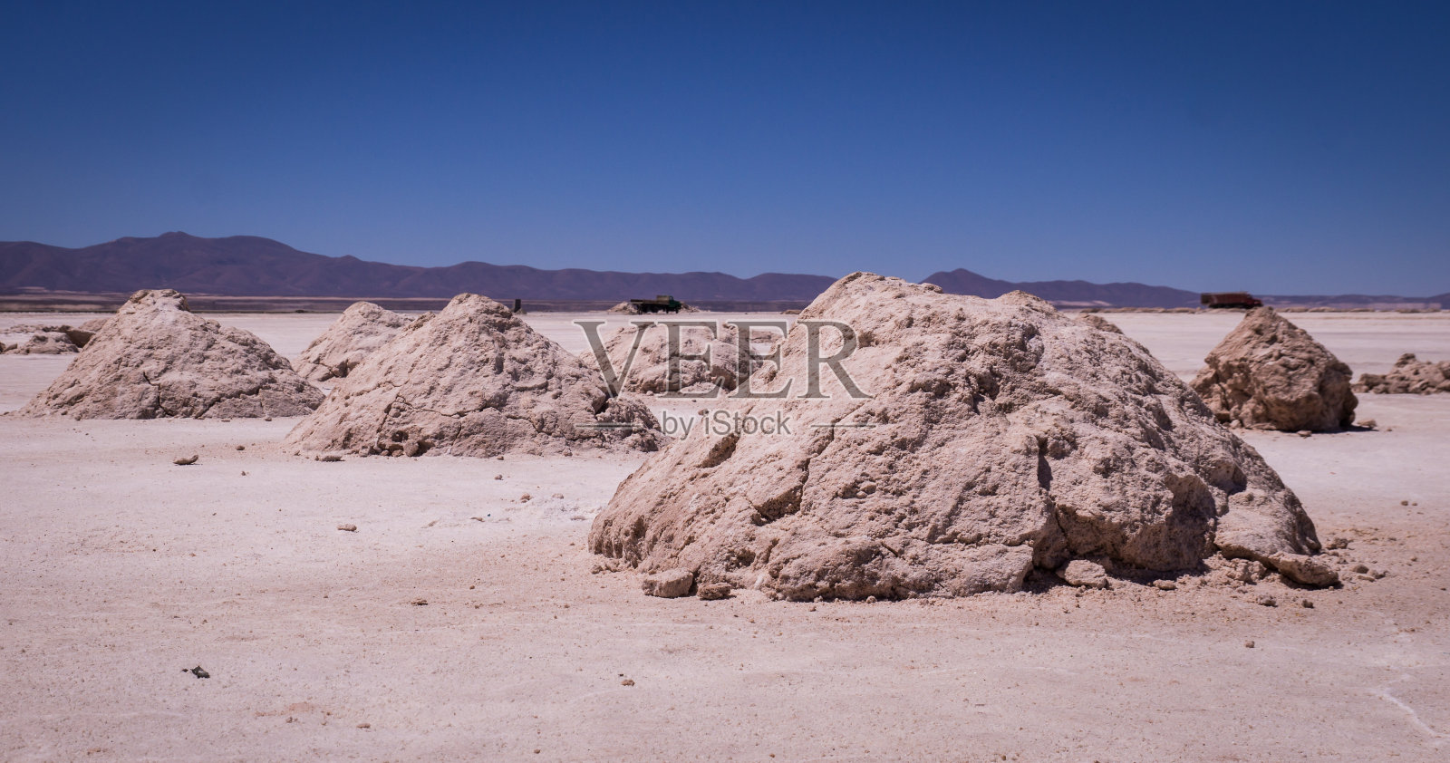 玻利维亚乌尤尼盐湖盐矿开采照片摄影图片