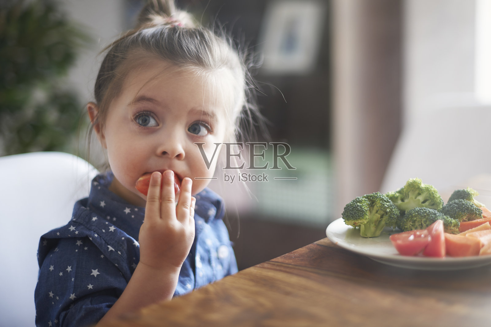 孩子们吃蔬菜会让他们更健康照片摄影图片