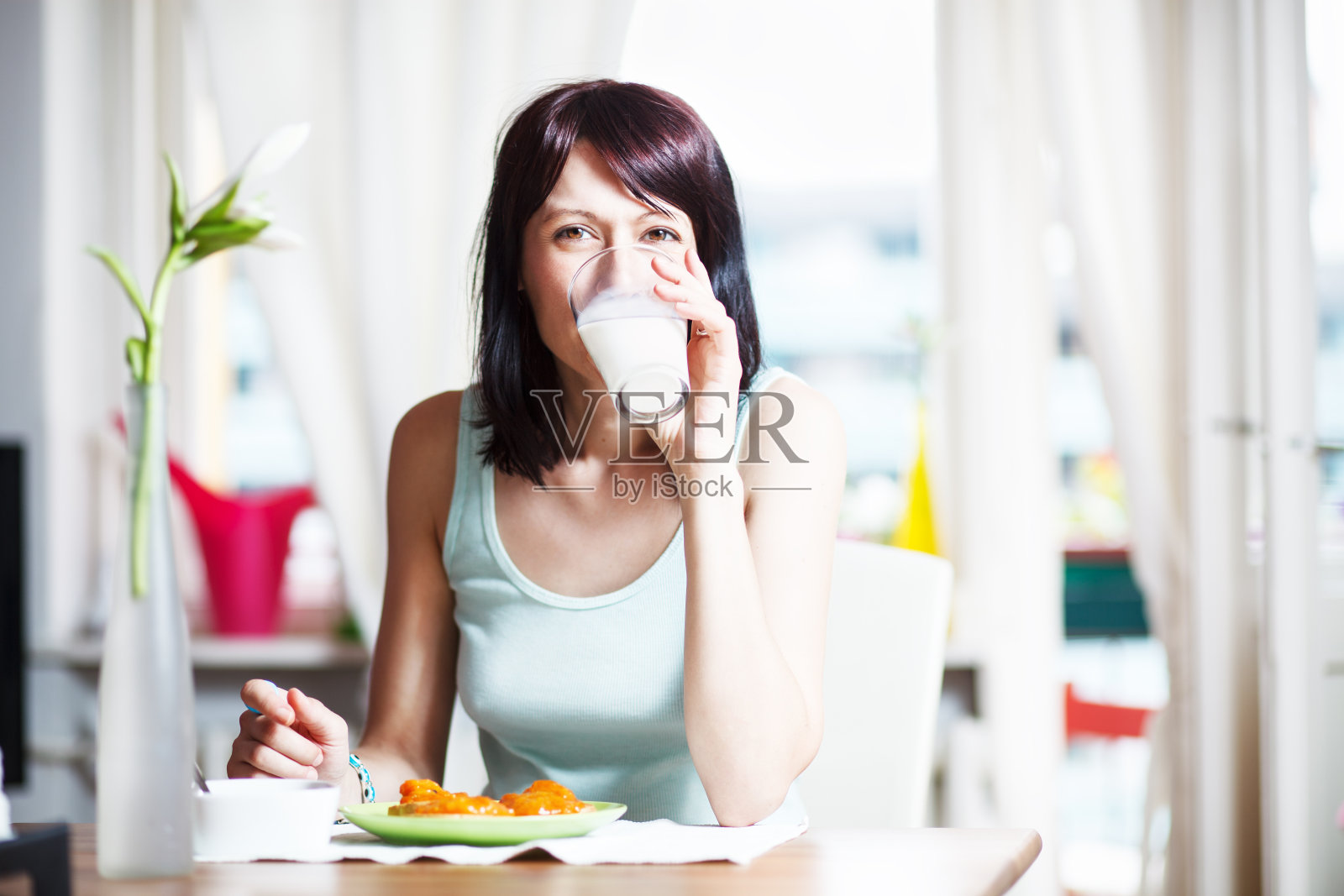 年轻女子吃早餐照片摄影图片