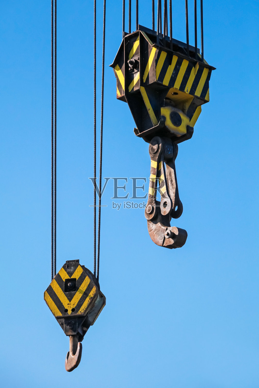 大型港口起重机的吊钩挂在钢缆上照片摄影图片
