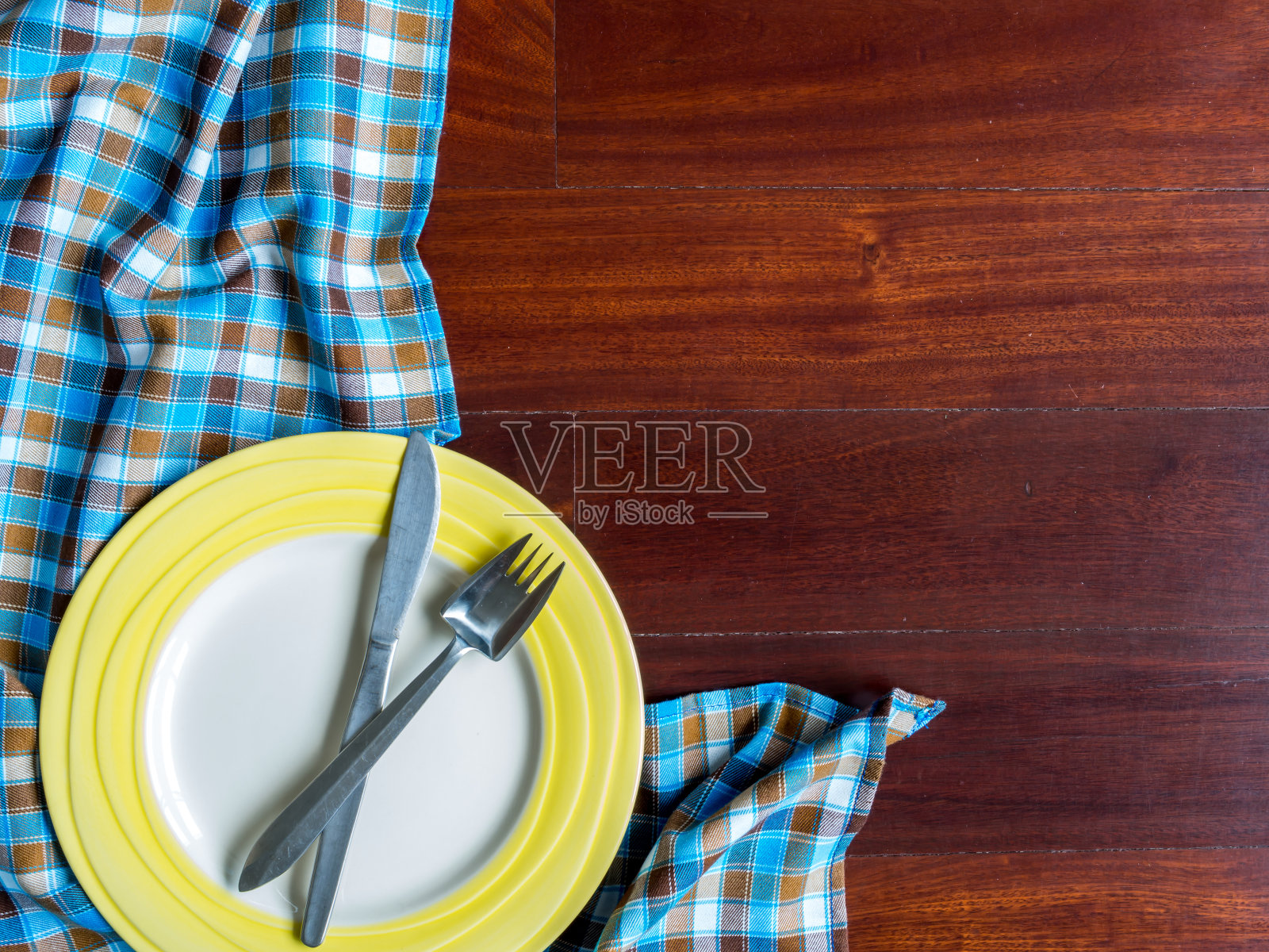 木桌背景上放有刀叉的空白盘子照片摄影图片