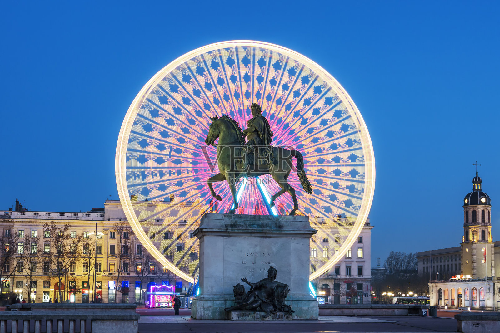 贝勒库广场，著名的路易十四国王夜间雕像照片摄影图片