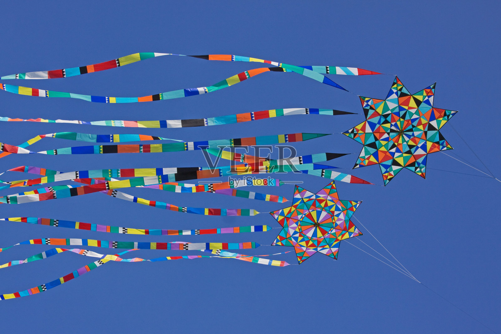 五颜六色的风筝在蓝天下飞翔照片摄影图片