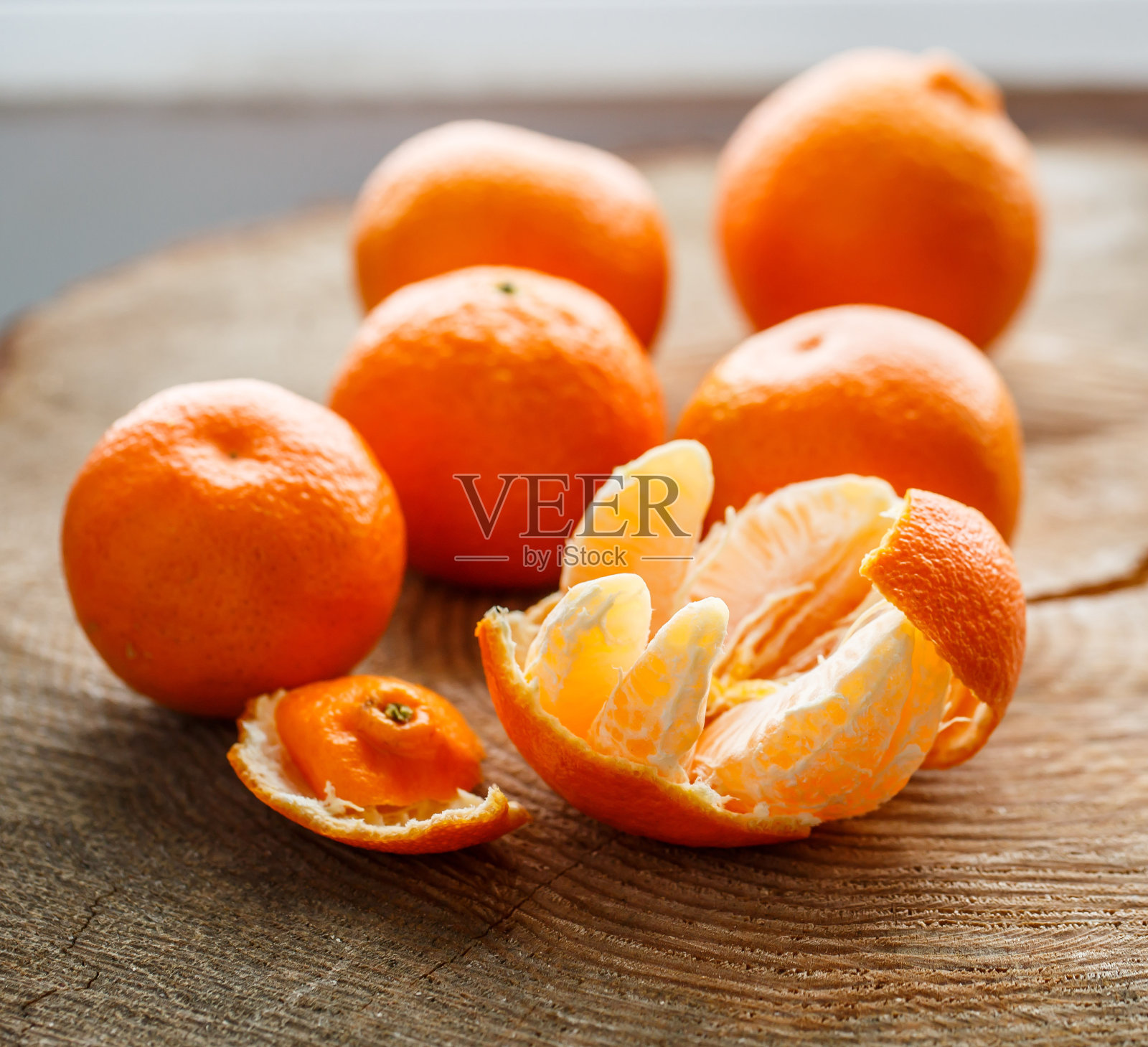 橘子在木桌上照片摄影图片