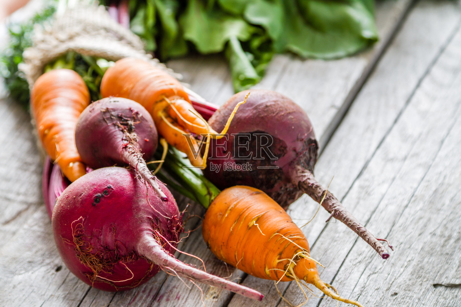乡村背景上的胡萝卜和甜菜照片摄影图片