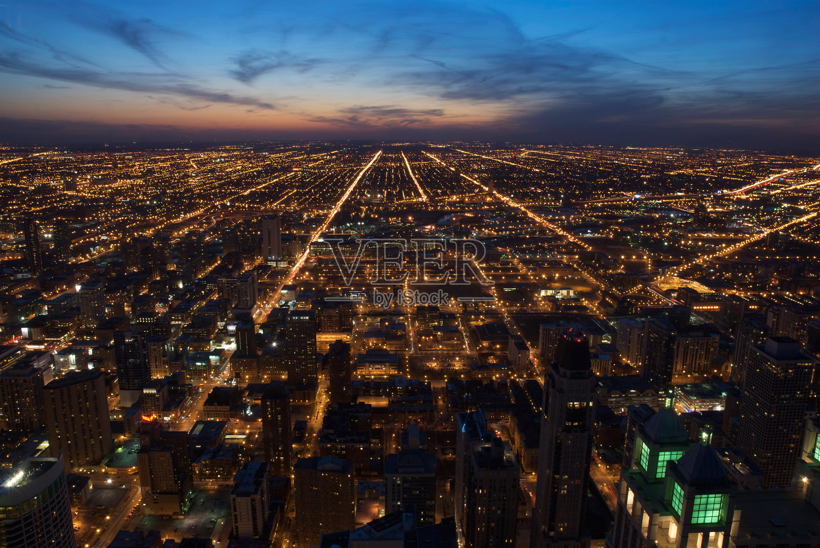 芝加哥夜晚街道的鸟瞰图照片摄影图片