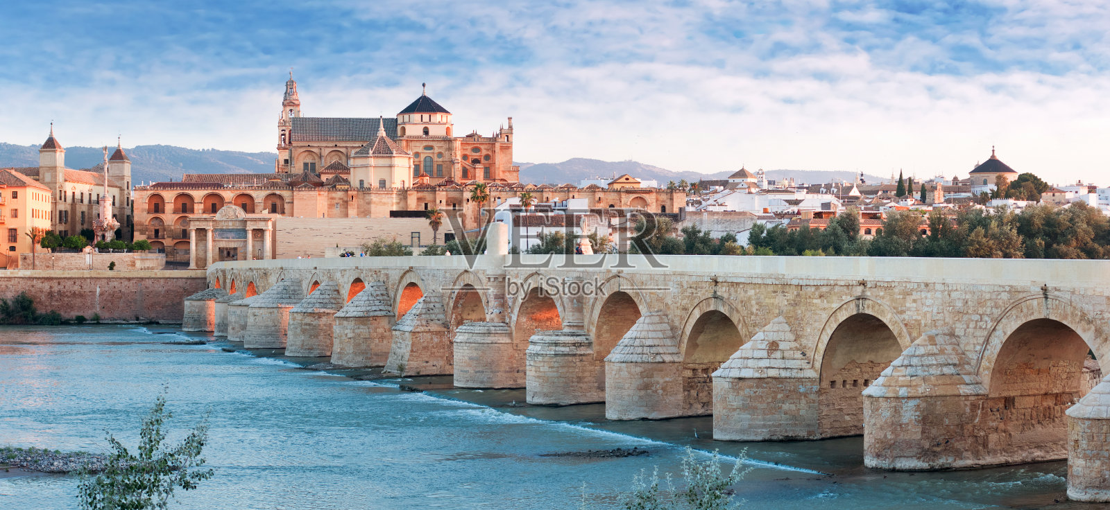 罗马桥和瓜达基维尔河，大清真寺，科尔多瓦，西班牙照片摄影图片