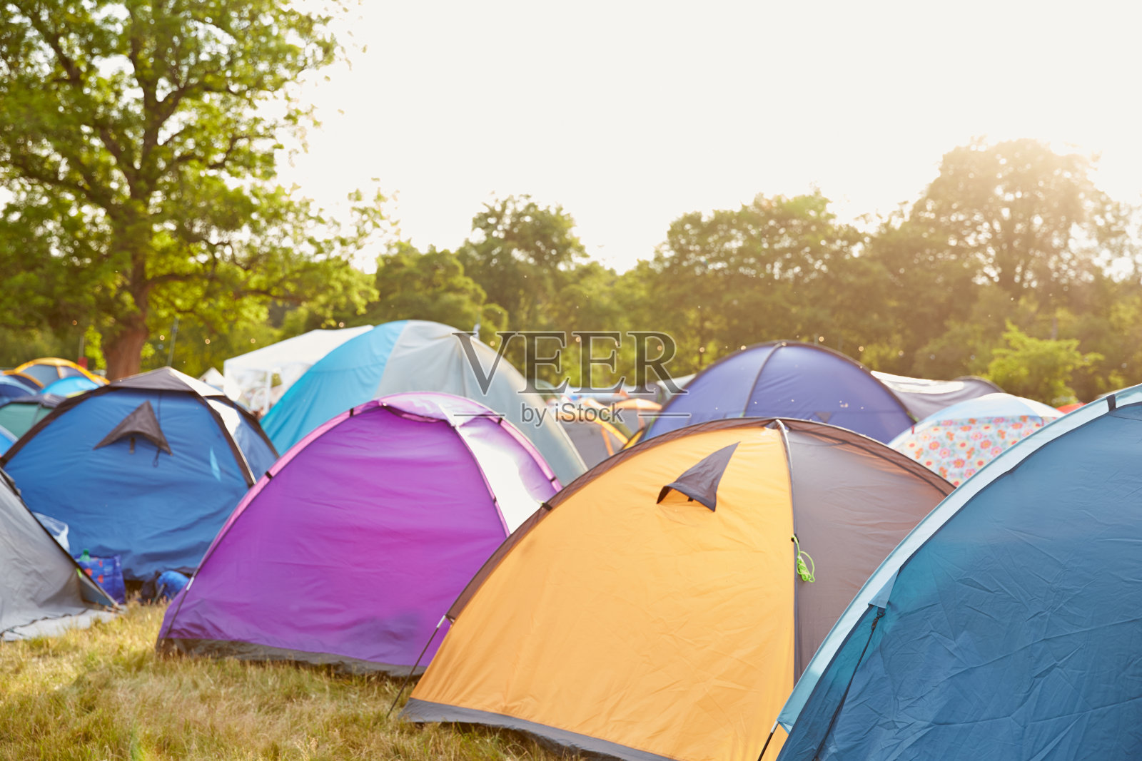 音乐节露营地的帐篷照片摄影图片