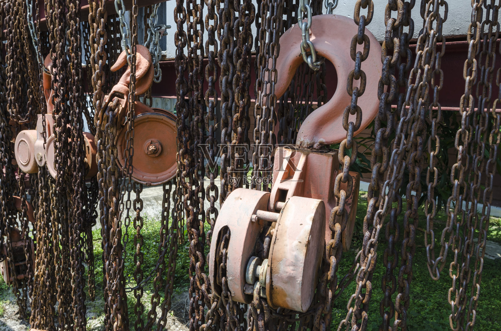 旧生锈的金属吊链和滑轮照片摄影图片