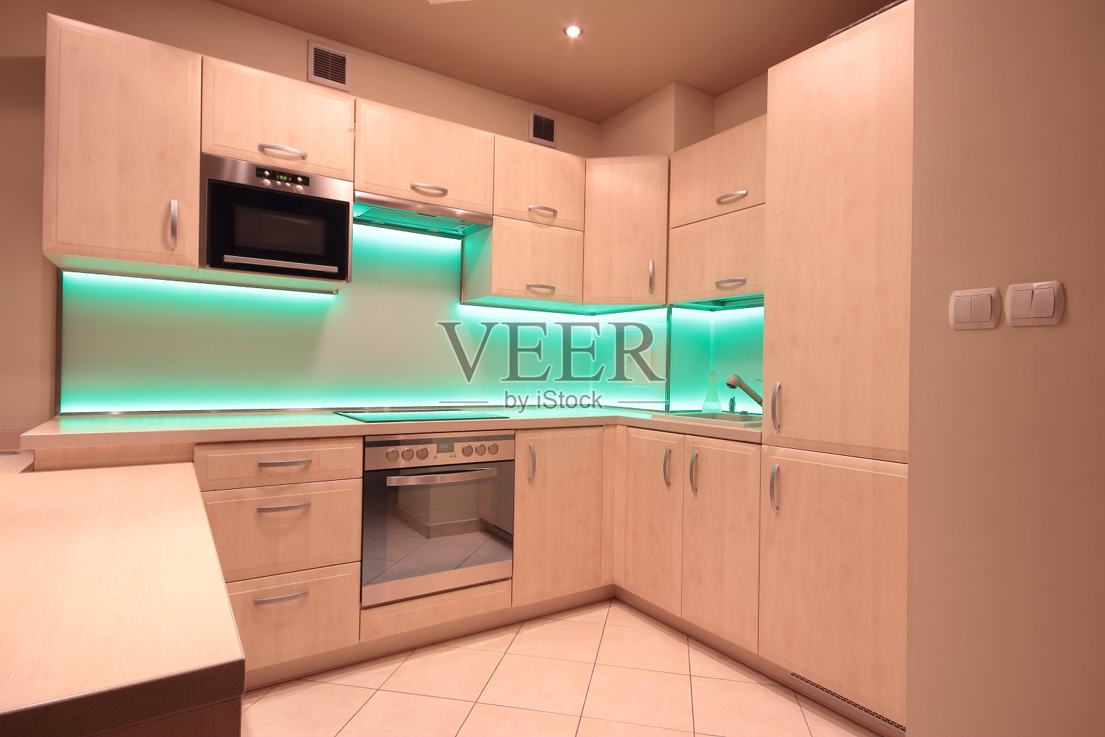 现代豪华厨房，绿色LED照明照片摄影图片
