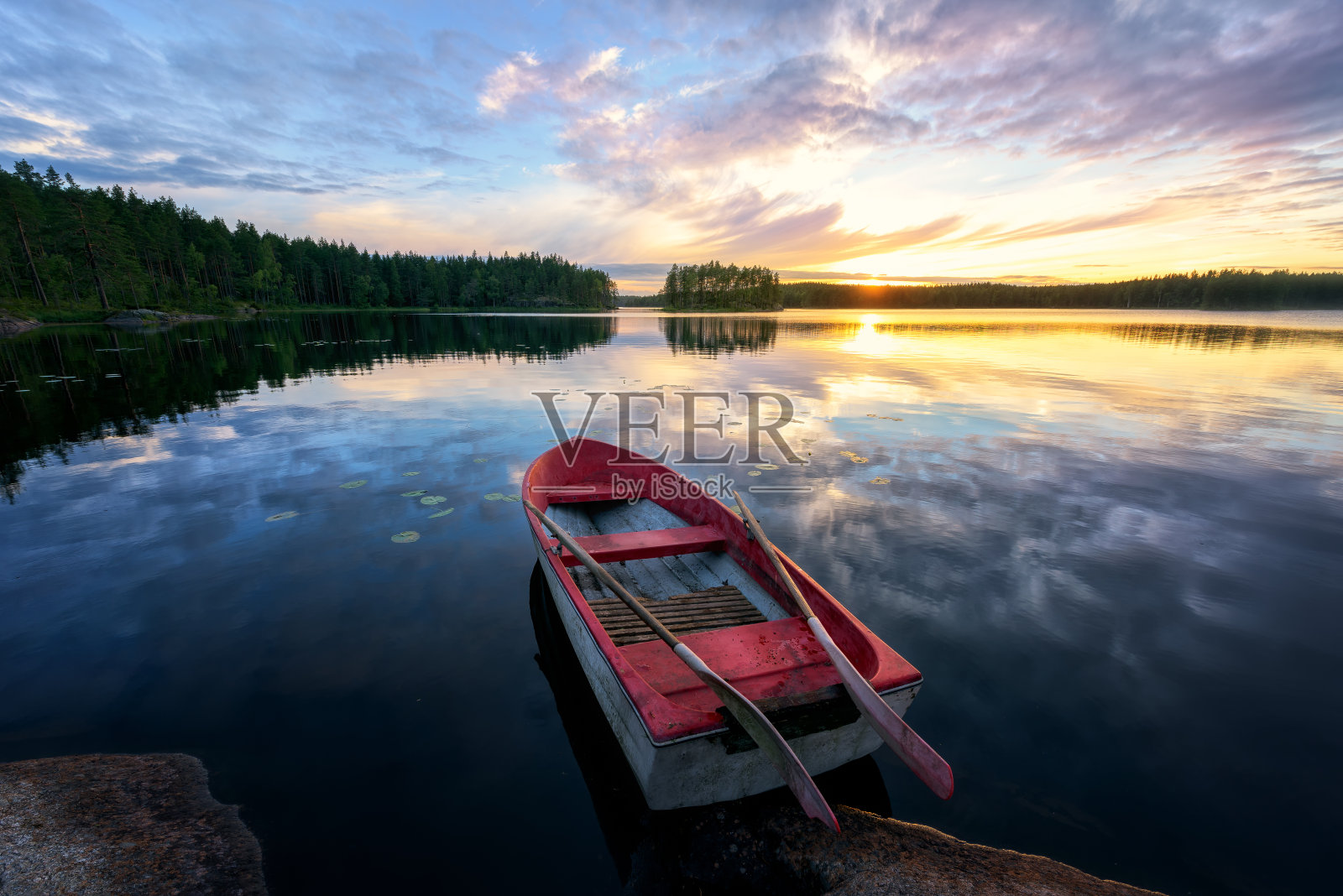 划艇与美丽的日落照片摄影图片