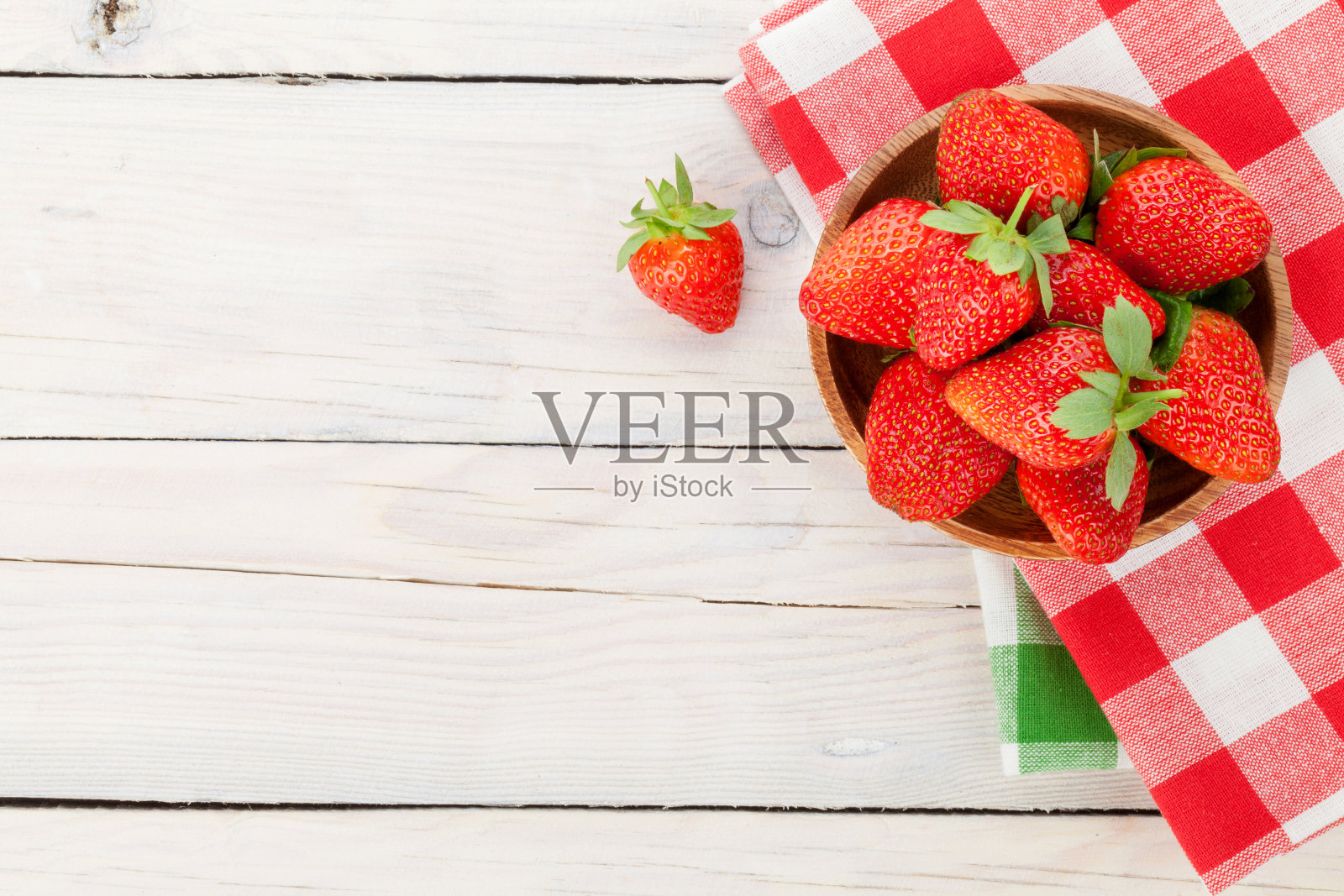 新鲜成熟的草莓放在碗里照片摄影图片
