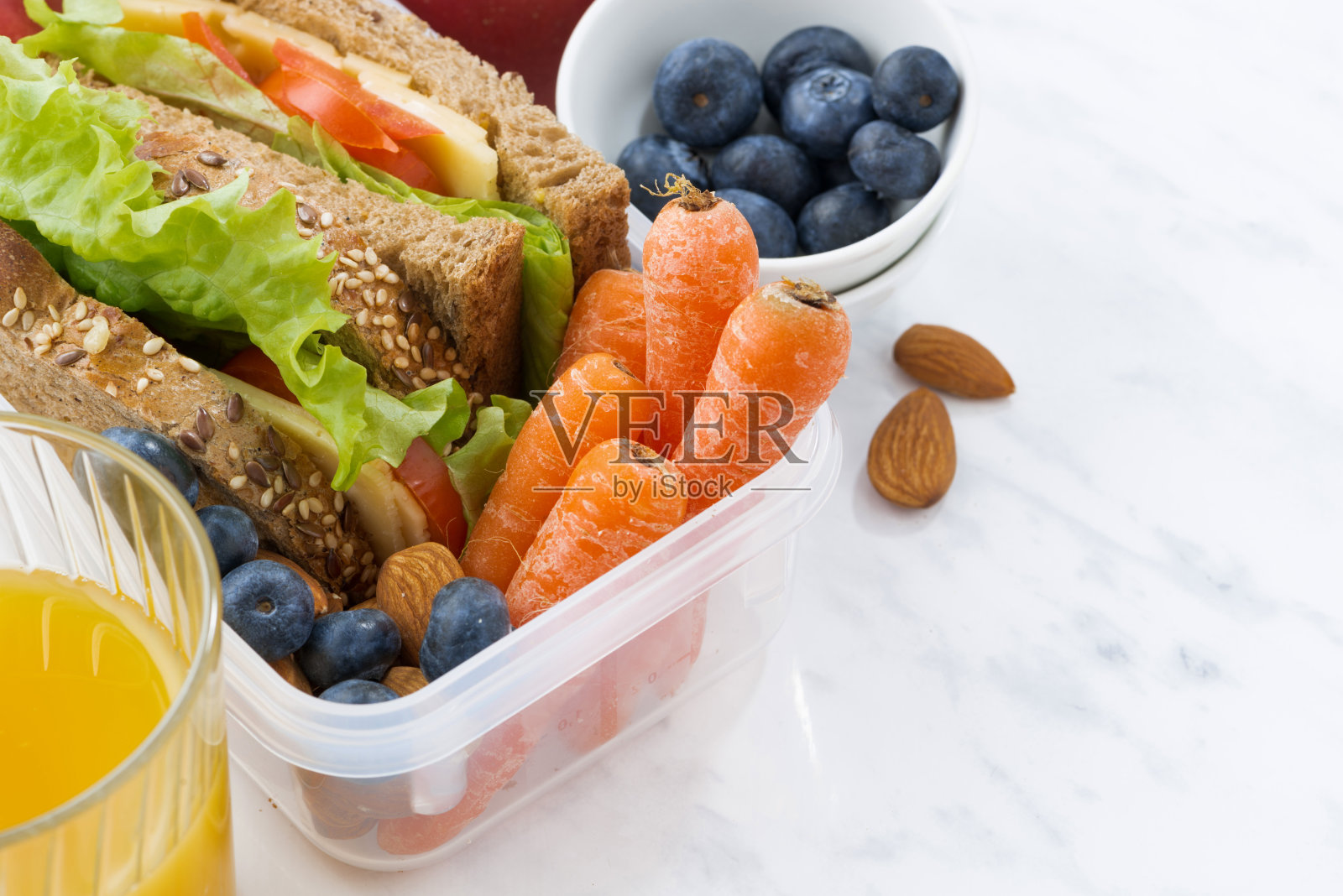 午餐盒与三明治全麦面包在白色的背景照片摄影图片
