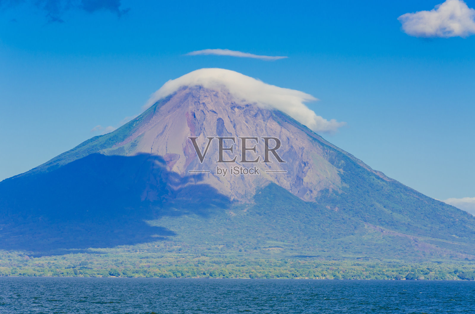尼加拉瓜的奥梅特佩岛和火山照片摄影图片