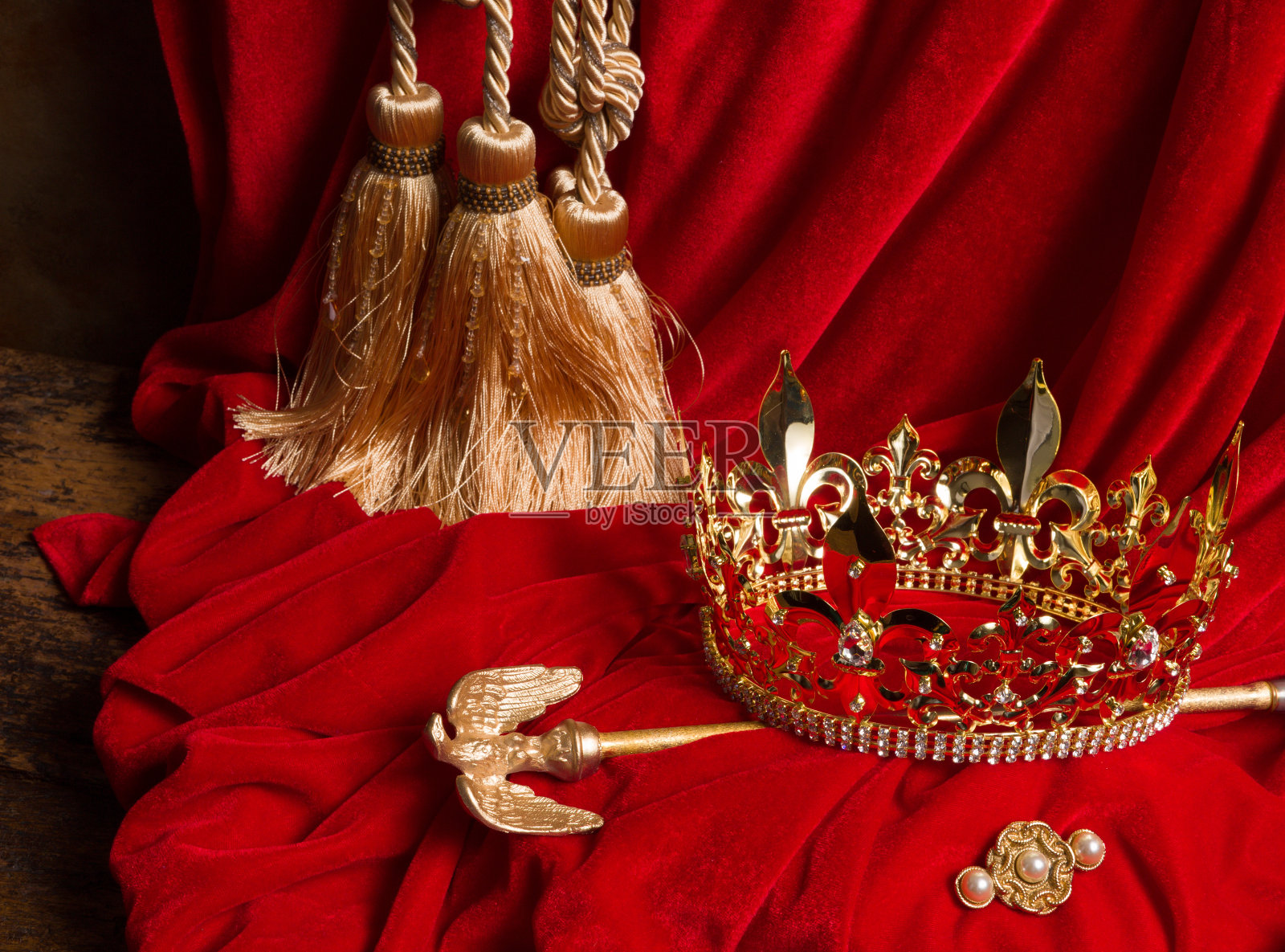 红色天鹅绒上的权杖和皇冠照片摄影图片