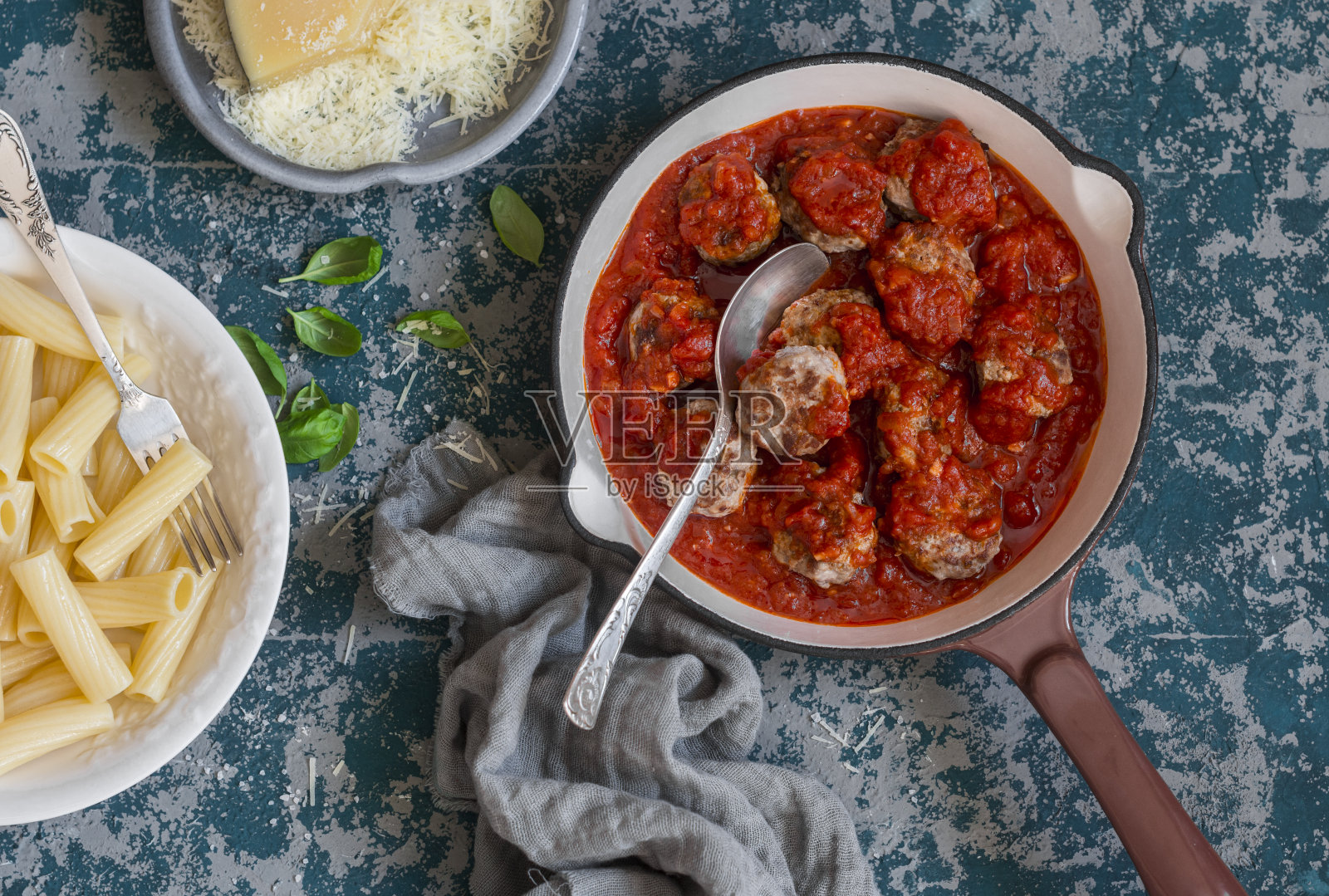 番茄酱火鸡肉丸和意大利通心粉。美味的午餐，俯视图照片摄影图片