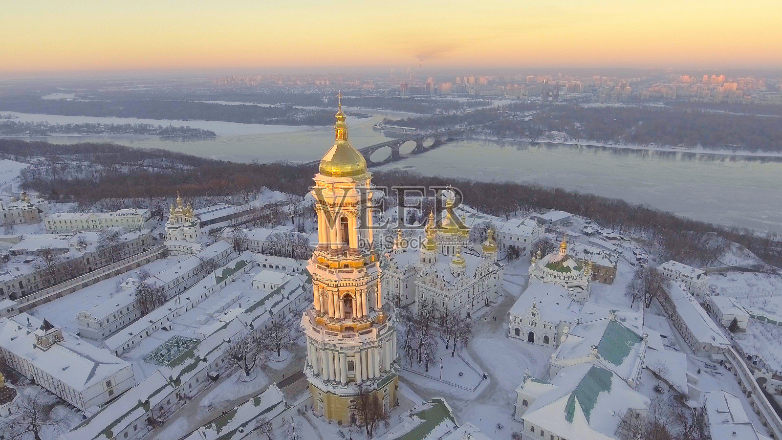 鸟瞰图基辅-佩切尔斯克拉夫拉冬季，基辅，乌克兰。照片摄影图片