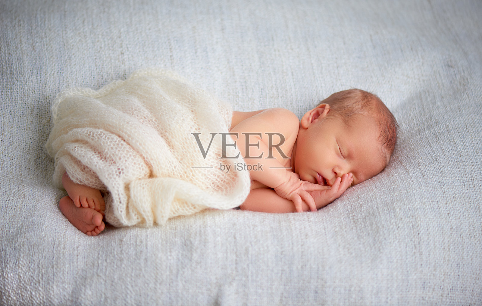 可爱的新生儿睡觉照片摄影图片