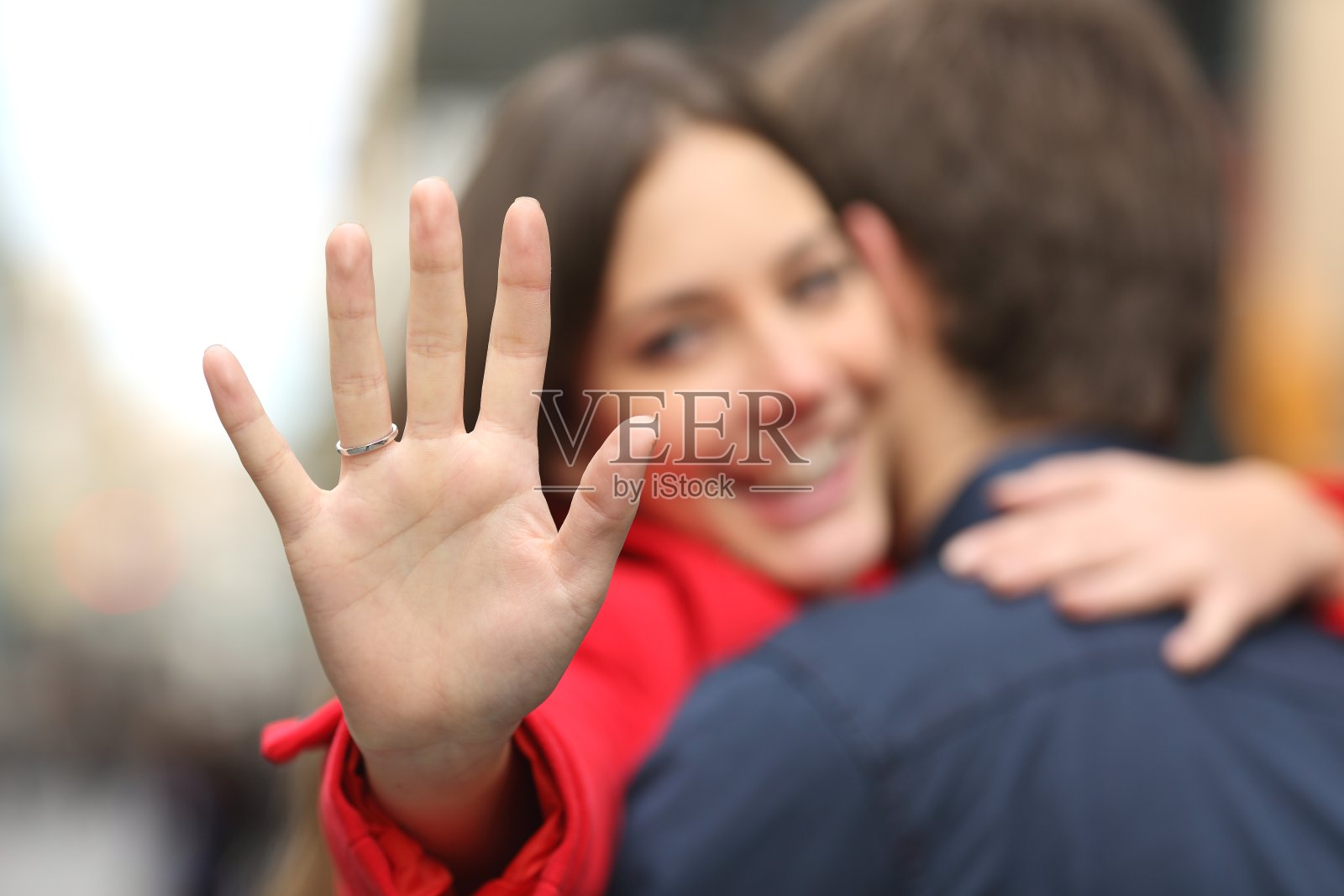 求婚后快乐的女人展示订婚戒指照片摄影图片