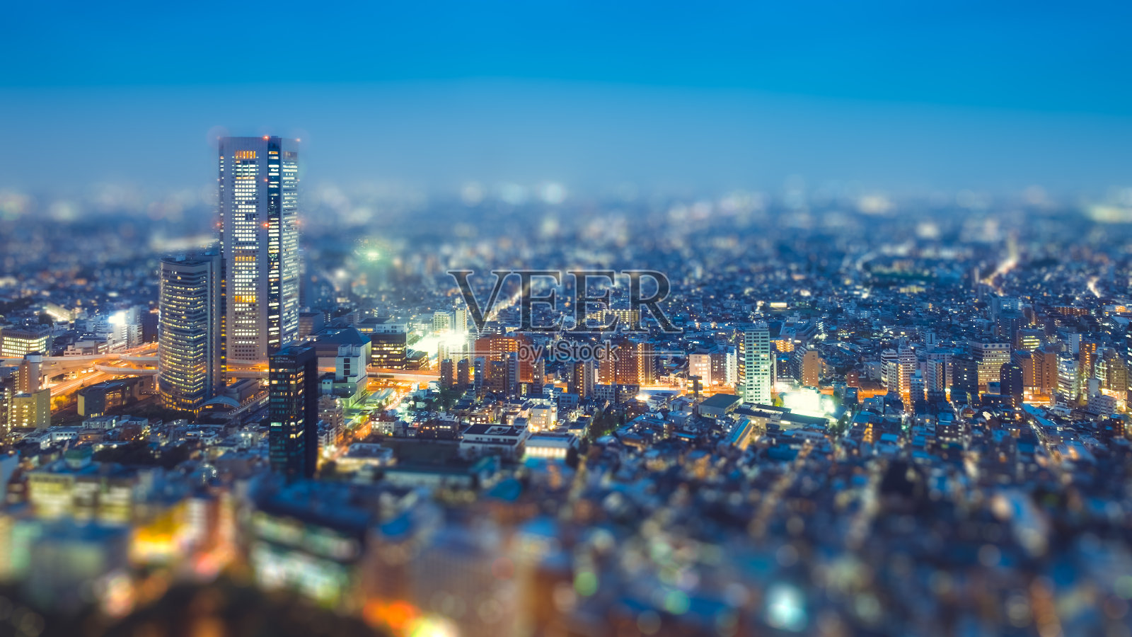 东京的高楼亮起了灯光照片摄影图片