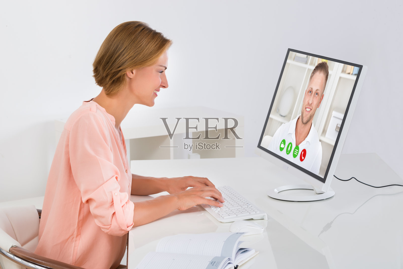 女人在电脑上视频聊天照片摄影图片