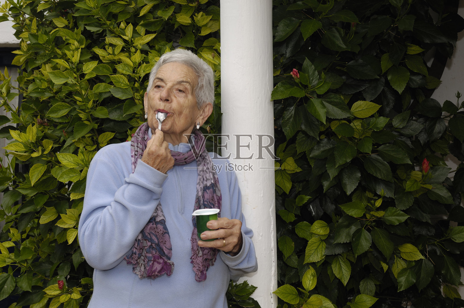 老妇人喝酸奶照片摄影图片