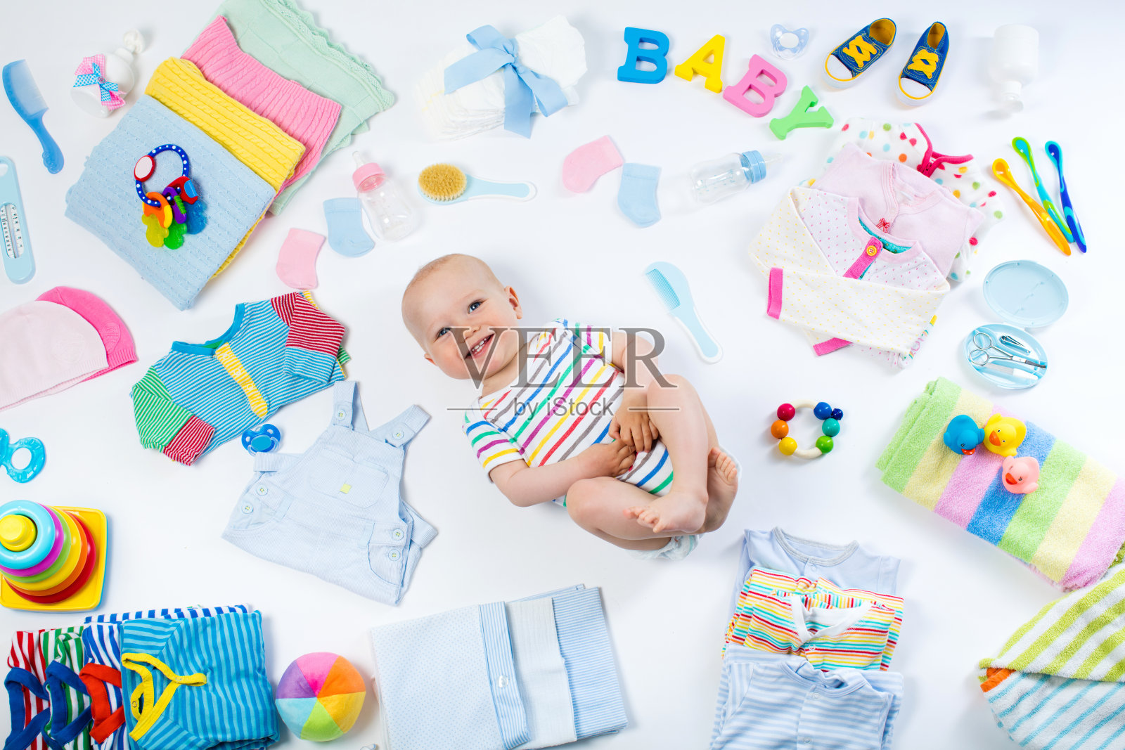 婴儿衣物和婴儿护理用品照片摄影图片