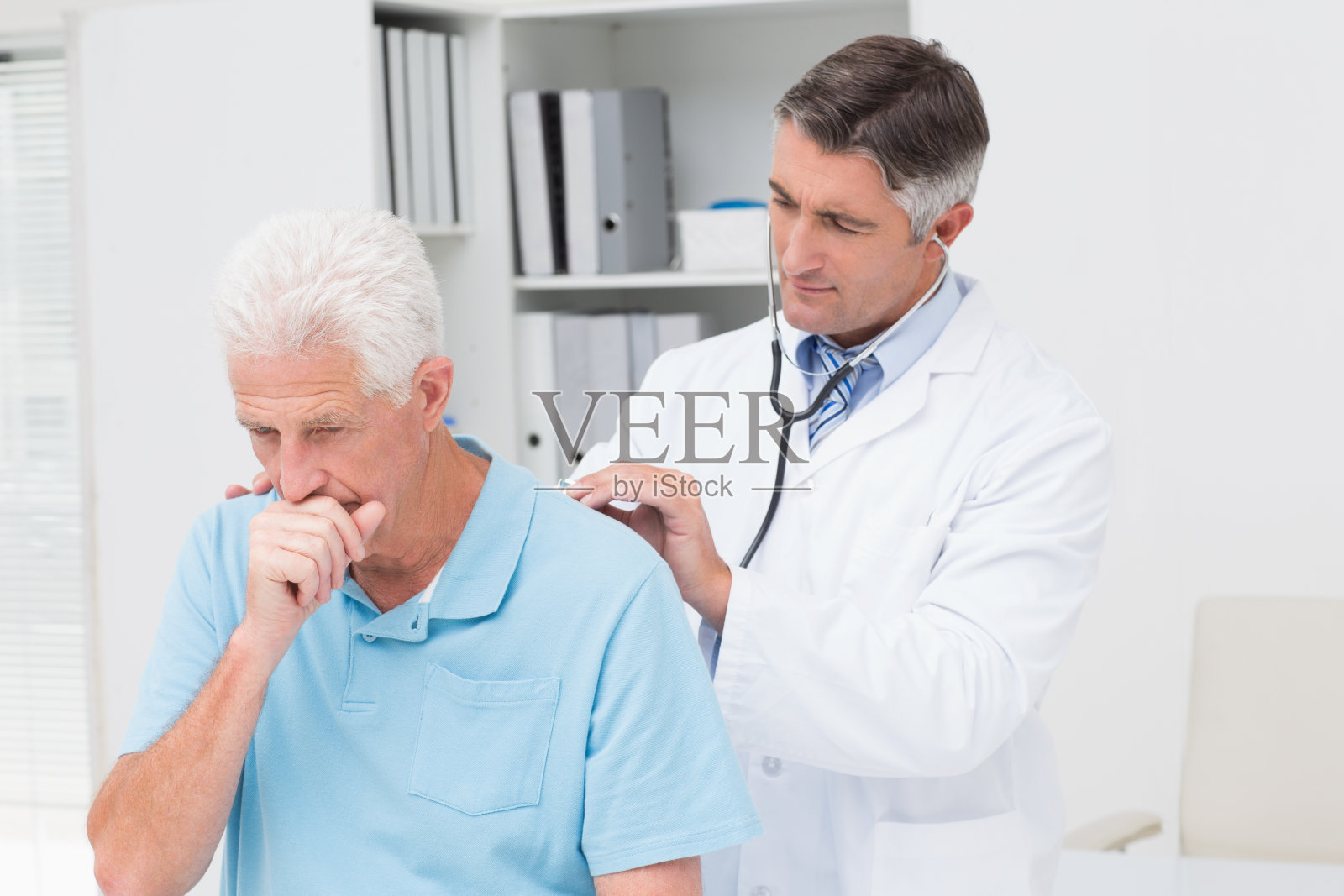 医生检查老年咳嗽患者照片摄影图片