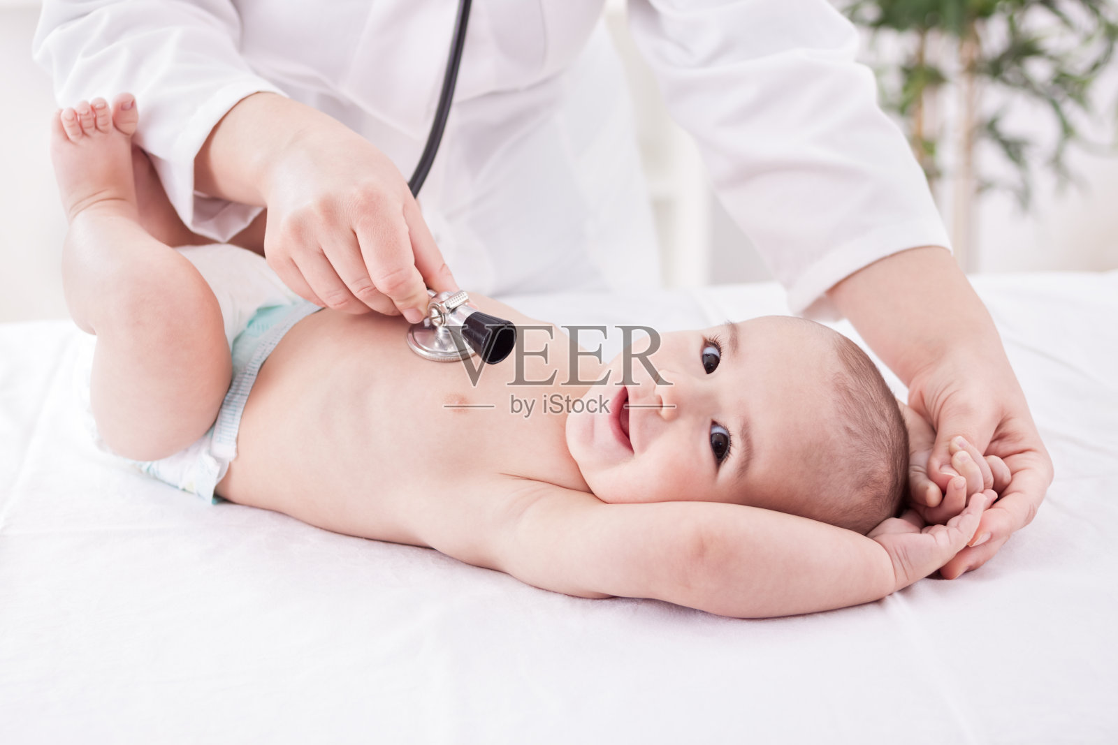 女医生儿科医生和病人快乐的微笑的孩子宝宝照片摄影图片
