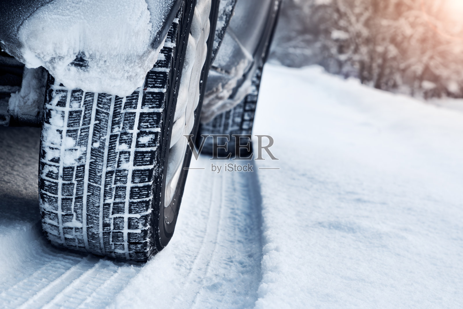 特写的汽车轮胎在冬天照片摄影图片