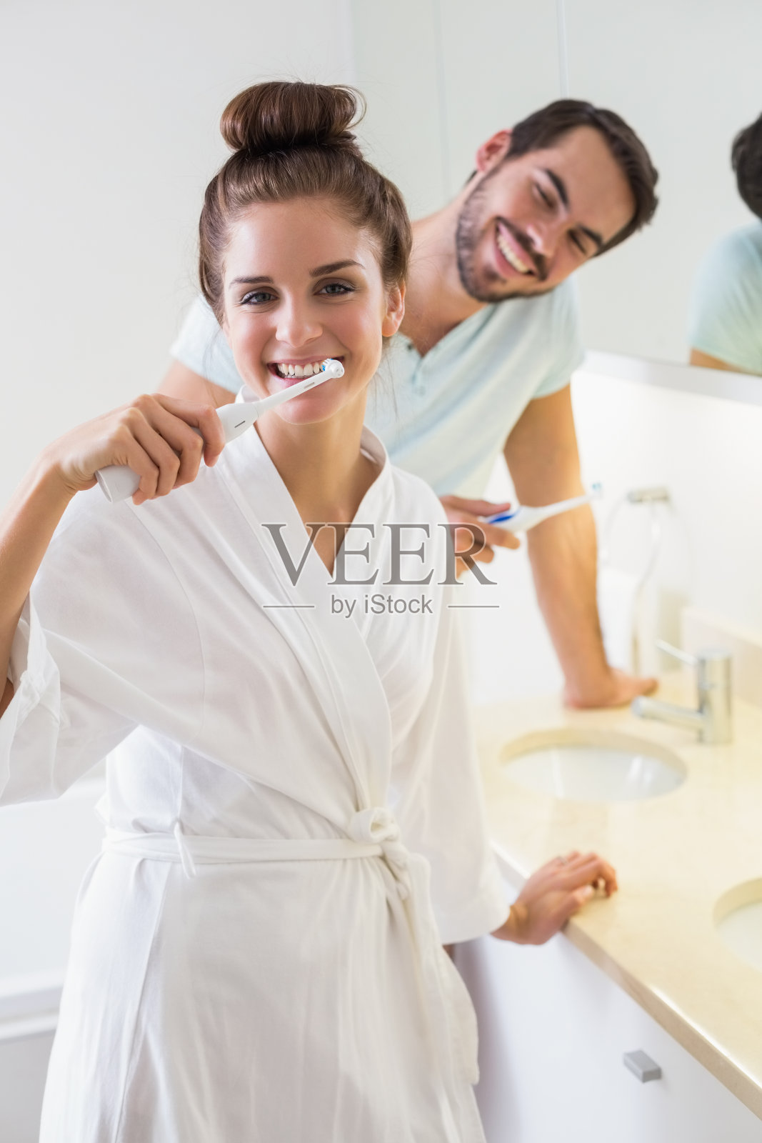 一对年轻夫妇正在刷牙照片摄影图片