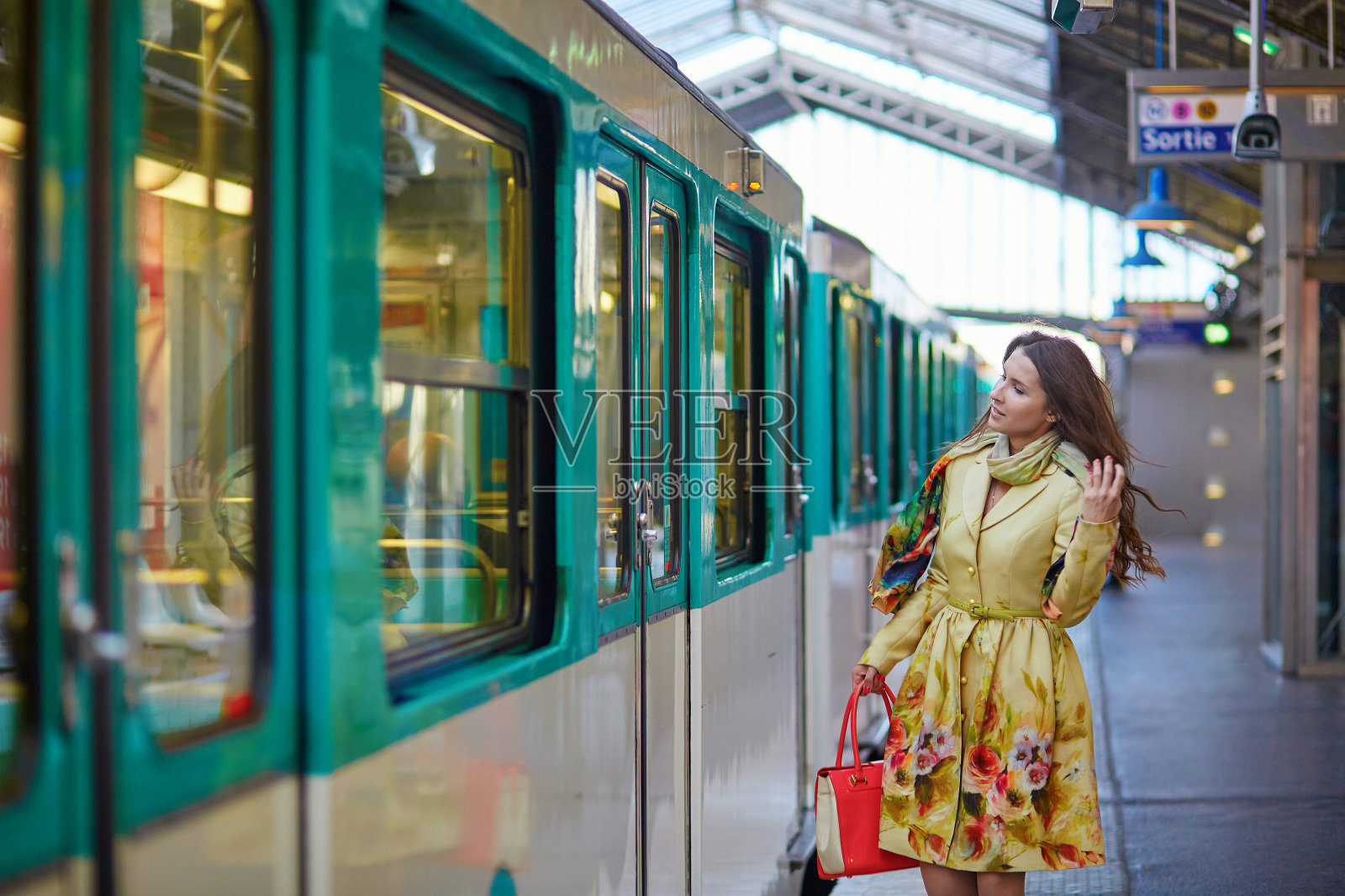 年轻美丽的巴黎女人在地铁里照片摄影图片