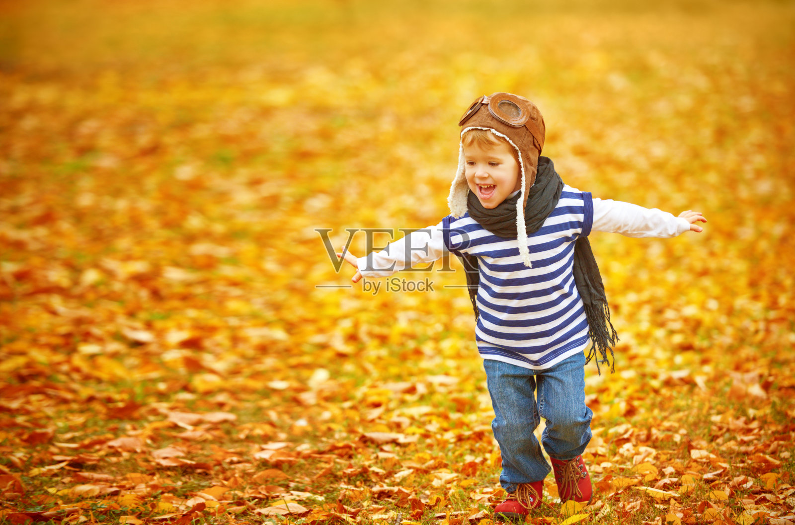 快乐的孩子玩飞行员飞行员在户外秋天照片摄影图片