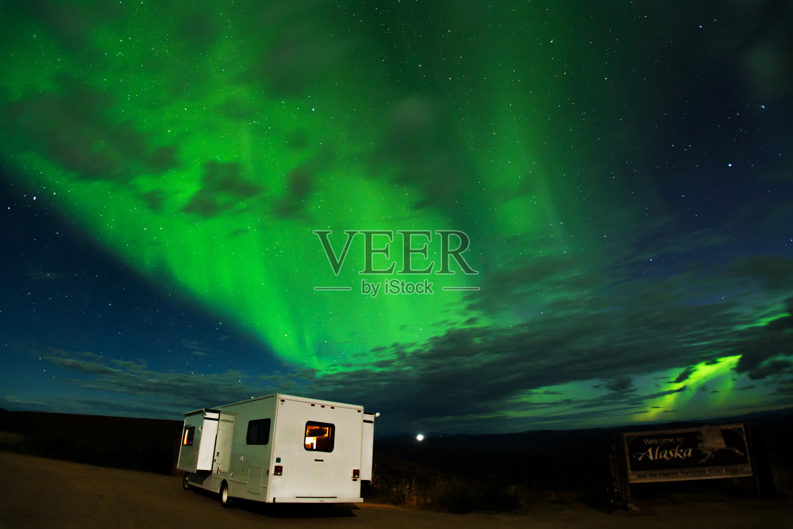美丽的北极光出现在阿拉斯加-育空边境照片摄影图片