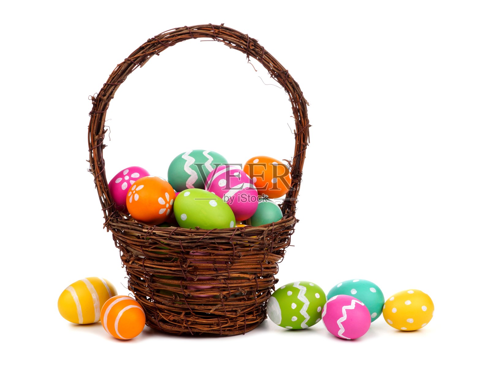 复活节篮子里装满了彩色的复活节彩蛋照片摄影图片