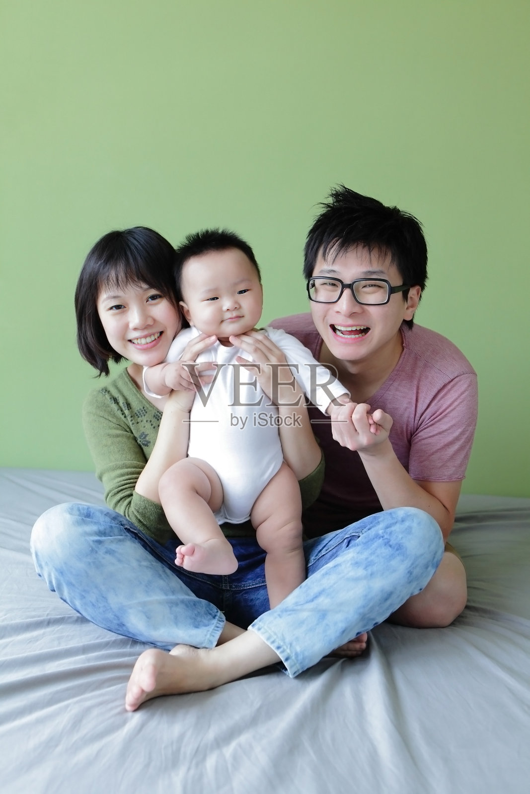 幸福的家庭，妈妈，爸爸和他们的宝宝照片摄影图片