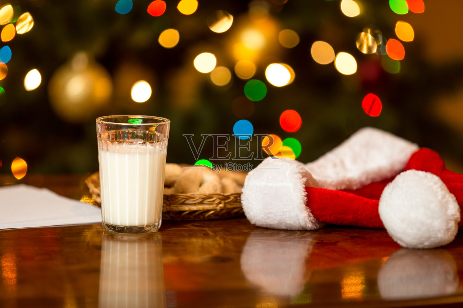 桌子上有给圣诞老人的牛奶和饼干照片摄影图片