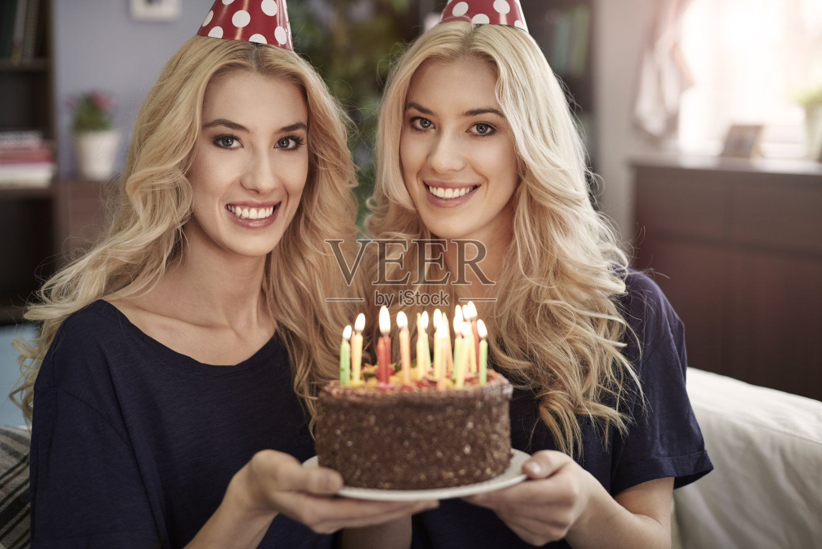 年轻漂亮的双胞胎生日照片摄影图片