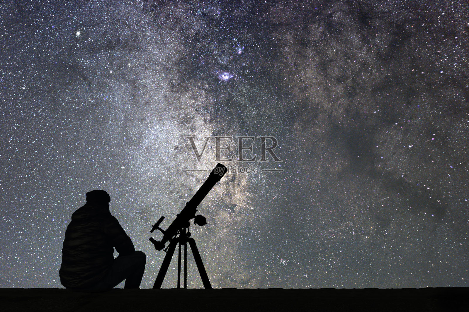 人们用天文望远镜看星星。插画图片素材