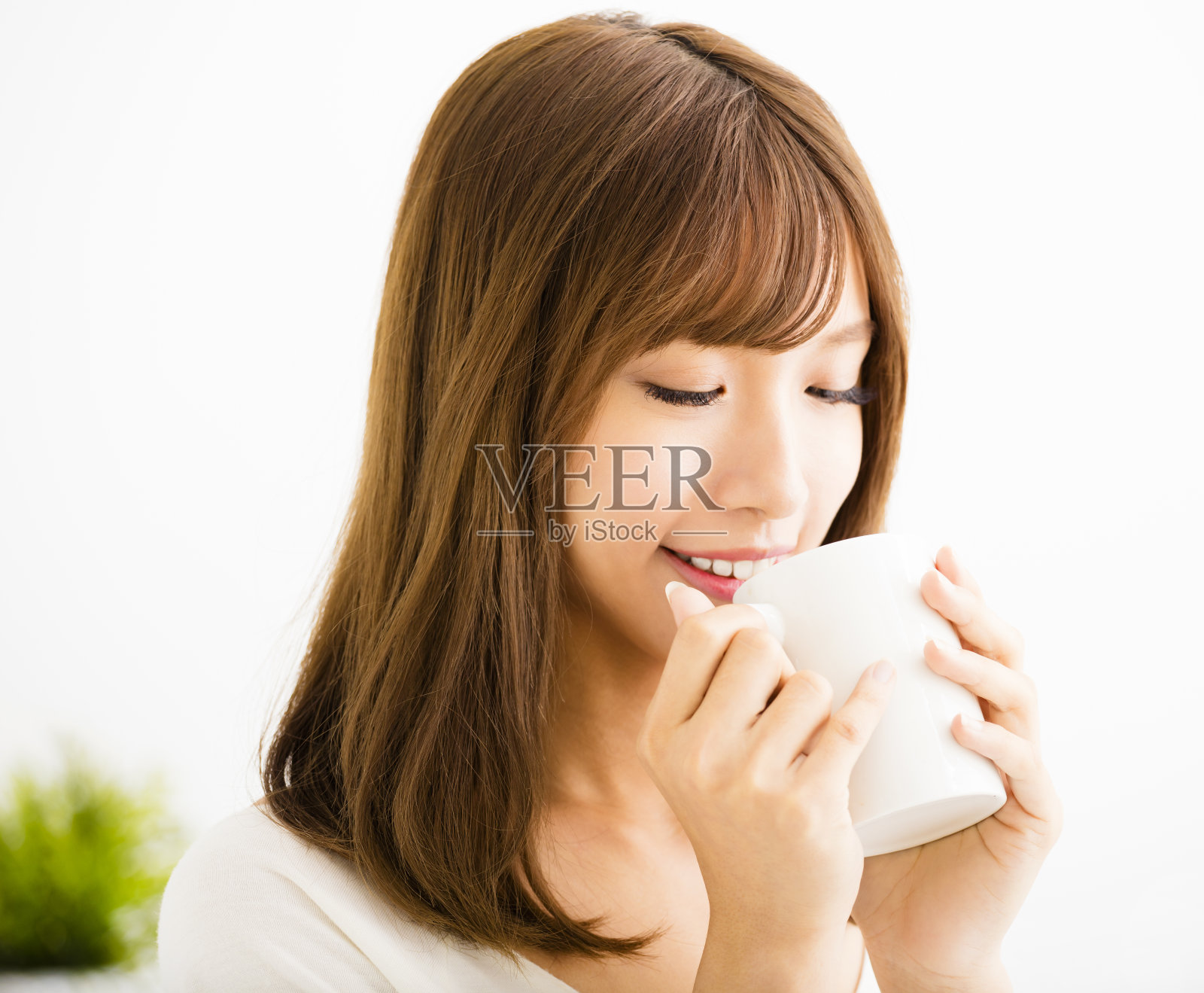 年轻女子在客厅喝热拿铁咖啡照片摄影图片