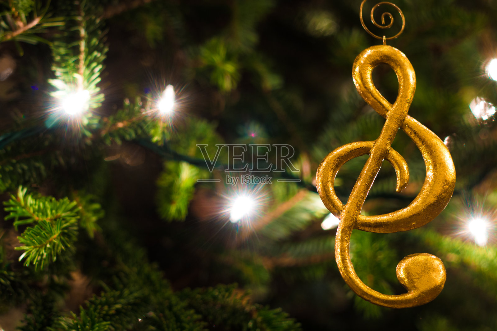 金色的高音谱号装饰圣诞树照片摄影图片