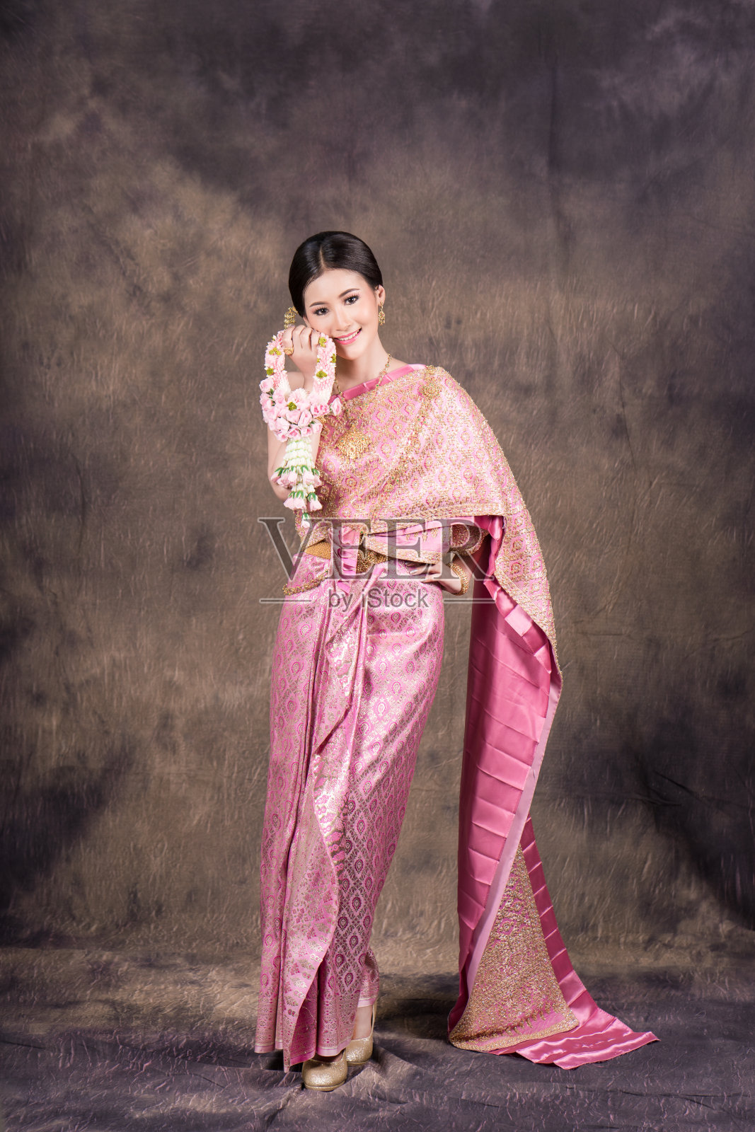 穿着泰国新娘丝绸礼服的女人照片摄影图片