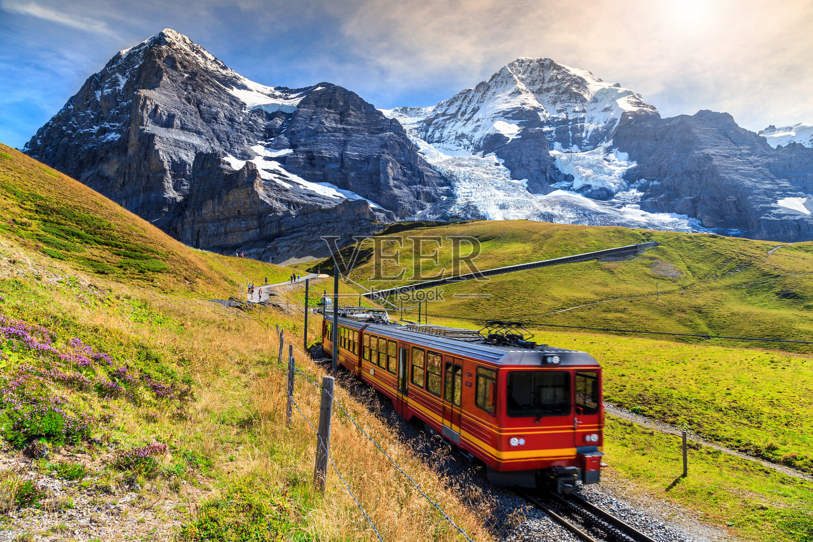 电动旅游列车和艾格北脸，伯恩斯高地，瑞士照片摄影图片