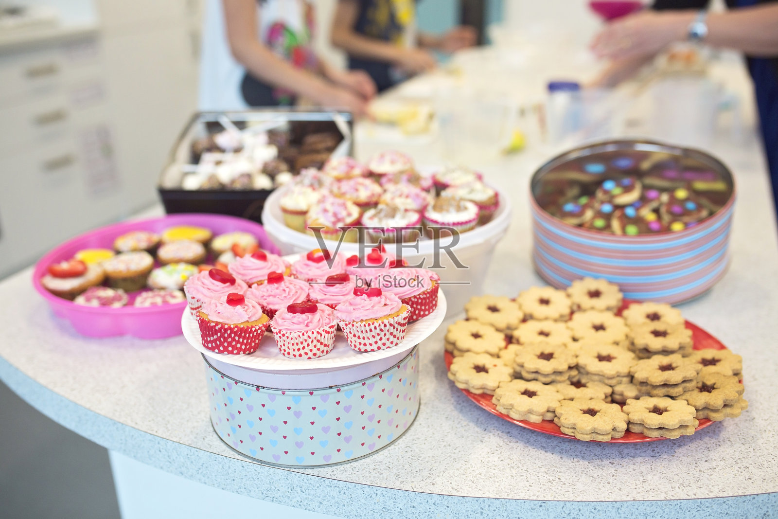 烘烤出售饼干，松饼和蛋糕。照片摄影图片